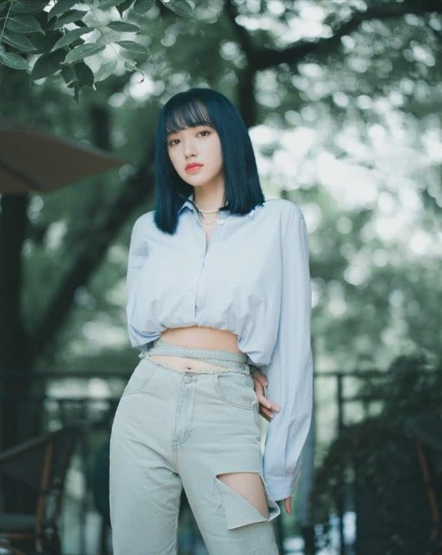 程瀟曬初夏清爽照：穿藍色襯衫搭破洞牛仔褲，時尚減齡又顯瘦 娛樂八卦吃瓜 第1张