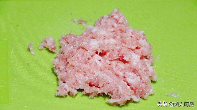 這菜再不吃就過季了，遇到就買點，塞進豬肉一起燒，好吃又解饞 熱愛美食 第3张