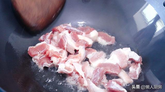 五花肉里加一碗大米，配上胡蘿卜和豌豆，連挑食的孩子也愛吃 熱愛美食 第7张