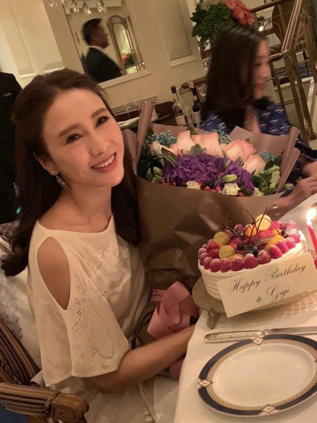 黎姿曬全家合影照，為爸媽慶祝結婚50年，老公首露面一頭白發顯老 娛樂八卦吃瓜 第8张