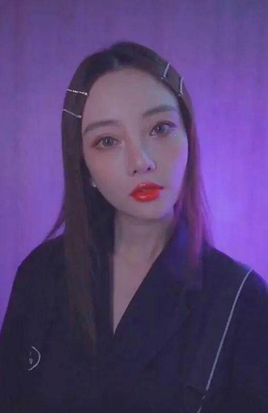 李小璐緊牽助理現身酒吧，穿吊帶秀性感身材，網友：夜生活挺豐富 娛樂八卦吃瓜 第4张