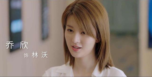“小风暴”热播，圣诞节来临，乔欣佩戴的珠宝，可以送给女友 情人节送什么