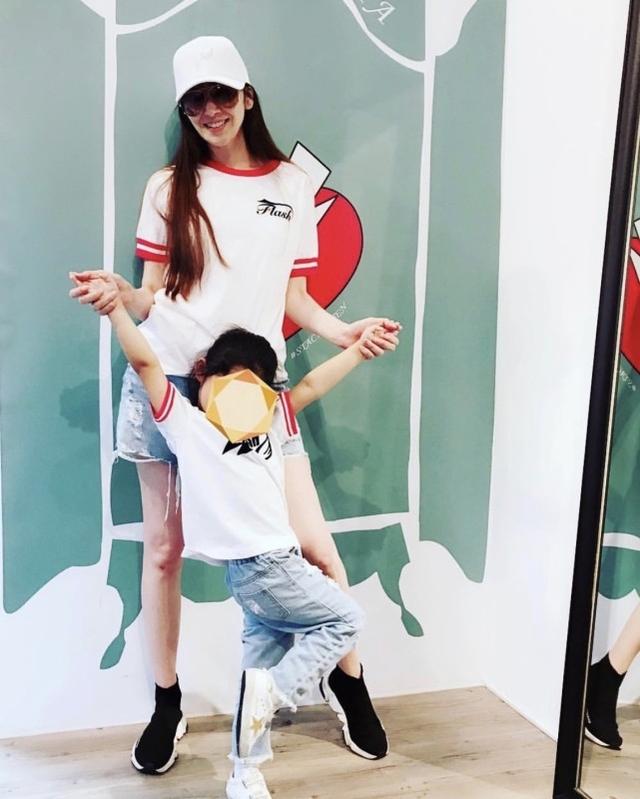 吳佩慈曬照，帶娃和好友聚會就像大姐姐，生完四胎後終於「封肚」 娛樂八卦吃瓜 第5张