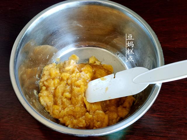 不用打發，3分鍾拌好麵糊，這香蕉蛋糕可真簡單，滿屋飄香 熱愛美食 第5张