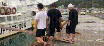 「因為耳機線纏在一起，兄弟白撿個妹子，這也太幸運了！」哈哈哈 搞笑整蠱 第23张