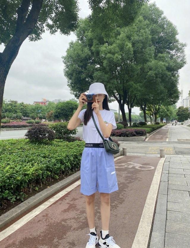 沈夢辰穿白紗禮服長裙，杜海濤親自掌鏡為她拍攝，兩人又偷撒狗糧 娛樂八卦吃瓜 第6张
