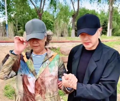 印小天送別慈父：含淚的孝心將父親的臨終歲月點亮 娛樂八卦吃瓜 第24张