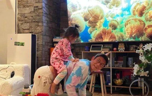 「女兒奴」陳冠希直播，Alaia被懟臉拍顏值高，黑葡萄眼睛太像爸 娛樂八卦吃瓜 第7张