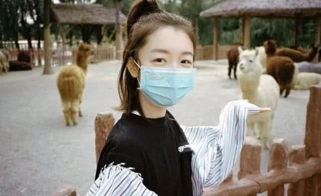 周冬雨開始營業了！打扮清新在動物園合影留念，口罩擋不住的美貌 娛樂八卦吃瓜 第4张
