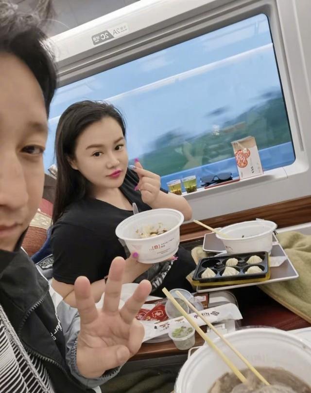 鄒市明冉瑩穎慶結婚十周年，五口人合影像復制粘貼，仨兒子長一樣 娛樂八卦吃瓜 第2张