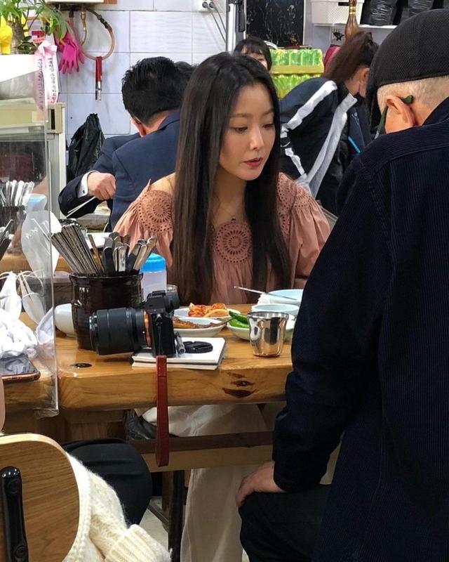 韓國第一美女金喜善慶生，44歲依舊長了少女臉，粉嫩色派對 娛樂八卦吃瓜 第7张