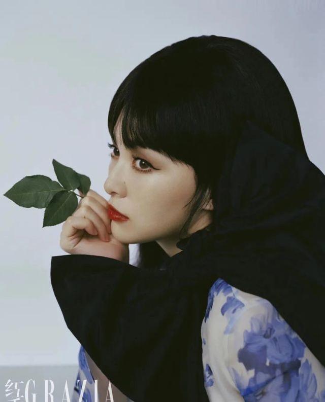 唐嫣產後首次曝光，復古「蜂窩頭」配青花瓷上衣，優雅名伶范足 娛樂八卦吃瓜 第6张