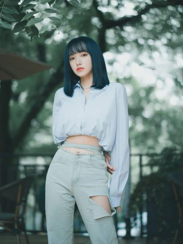 程瀟現身機場，穿100元背心卻搭萬元外套，「土豪包」更讓人眼饞 娛樂八卦吃瓜 第8张