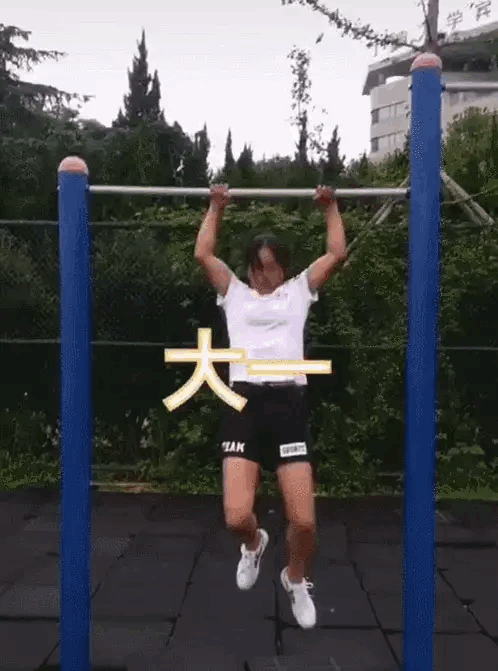 女學生撩衣秀腹肌，卻慘遭嘲諷：胸太小，像男人 健身減肥達人 第9张