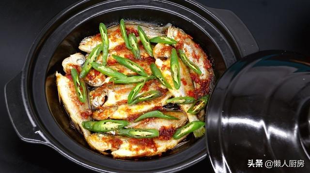 這魚我家隔天吃一次，鍋底放這些，不加水燉煮，魚肉鮮嫩 熱愛美食 第18张