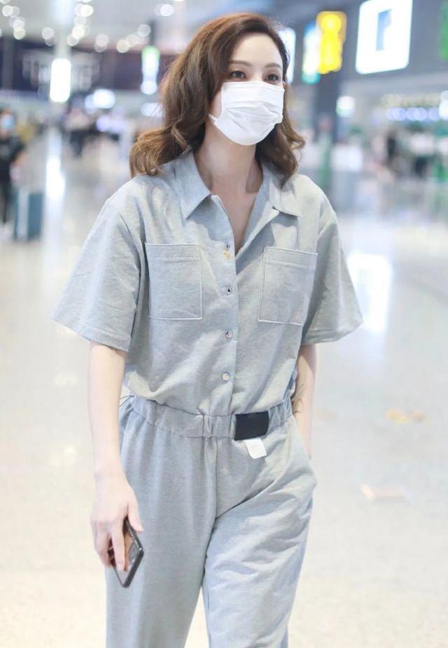 鄭希怡帥氣走機場，身穿灰色運動連體褲颯氣十足，38歲狀態依舊好 娛樂八卦吃瓜 第1张