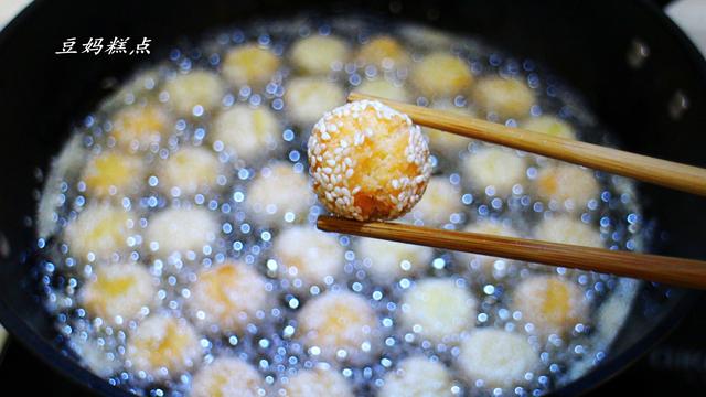 這糕點15元一斤，商場過年賣得火熱！自己在家做，照樣口口酥脆 熱愛美食 第15张