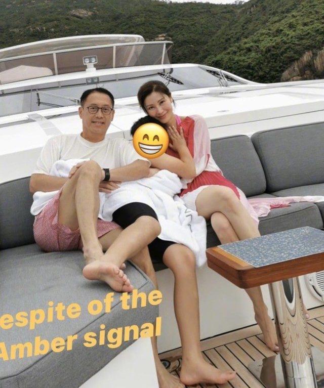 李嘉欣曬美照慶祝50歲生日！身穿無袖荷葉花邊裙，減齡十足顯貴氣 娛樂八卦吃瓜 第6张