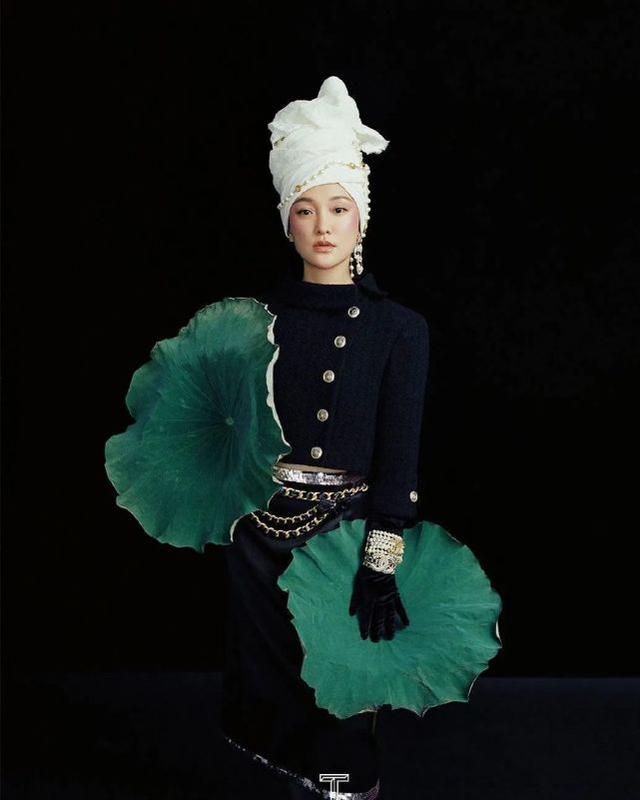 周迅油畫大片曝光，經典香奈兒套裝配「浴巾頭」，異域風情十足 娛樂八卦吃瓜 第3张