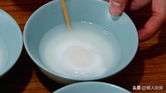 煮荷包蛋的2種做法，切記不要直接下鍋煮，教你一招，一個都不散 熱愛美食 第9张