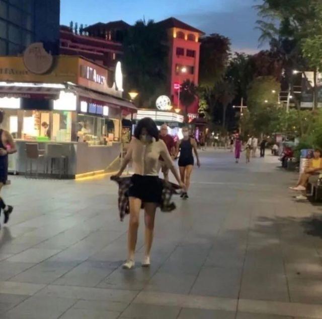 51歲許晴身材逆天？穿緊身針織衫配短褲秀凹凸感，不比少女身材差 娛樂八卦吃瓜 第2张