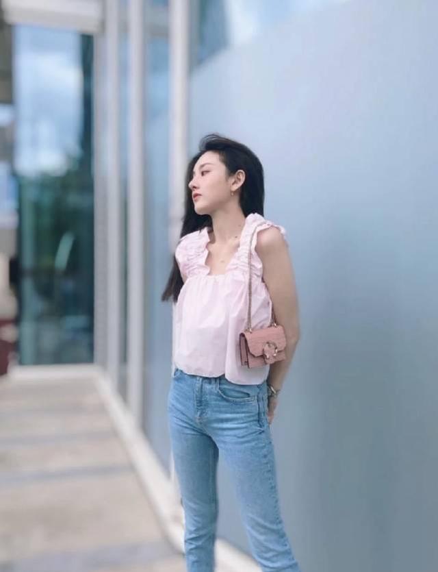 宋祖兒夏日穿搭青春減齡，身穿白色T恤搭半身裙，元氣滿滿有活力 娛樂八卦吃瓜 第5张