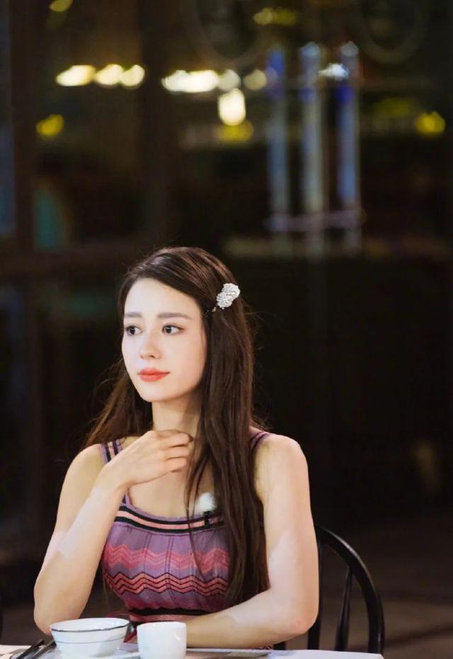 太羨慕吉娜的「葫蘆身材」！穿緊身針織裙曲線明顯，巴掌腰很真實 娛樂八卦吃瓜 第4张