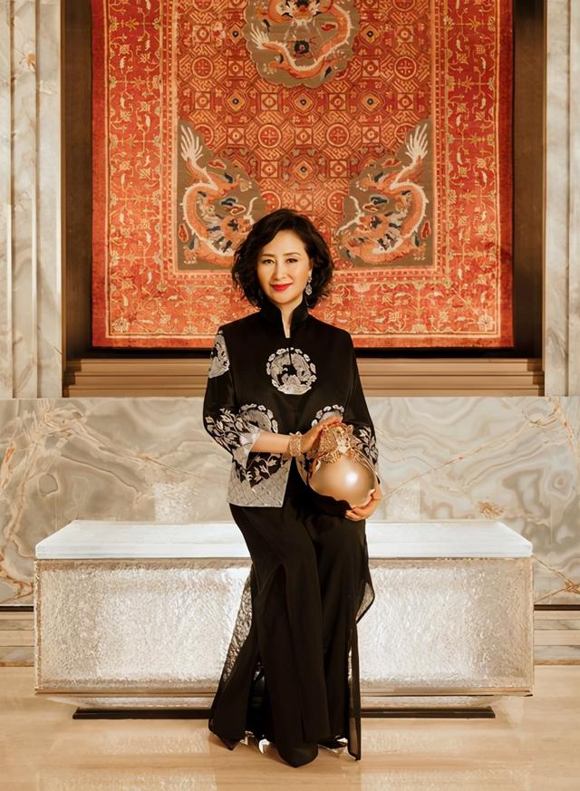 賭王之女何超瓊身份顯赫依舊無法逃脫家族魔咒，攜10億嫁許晉亨 娛樂八卦吃瓜 第4张