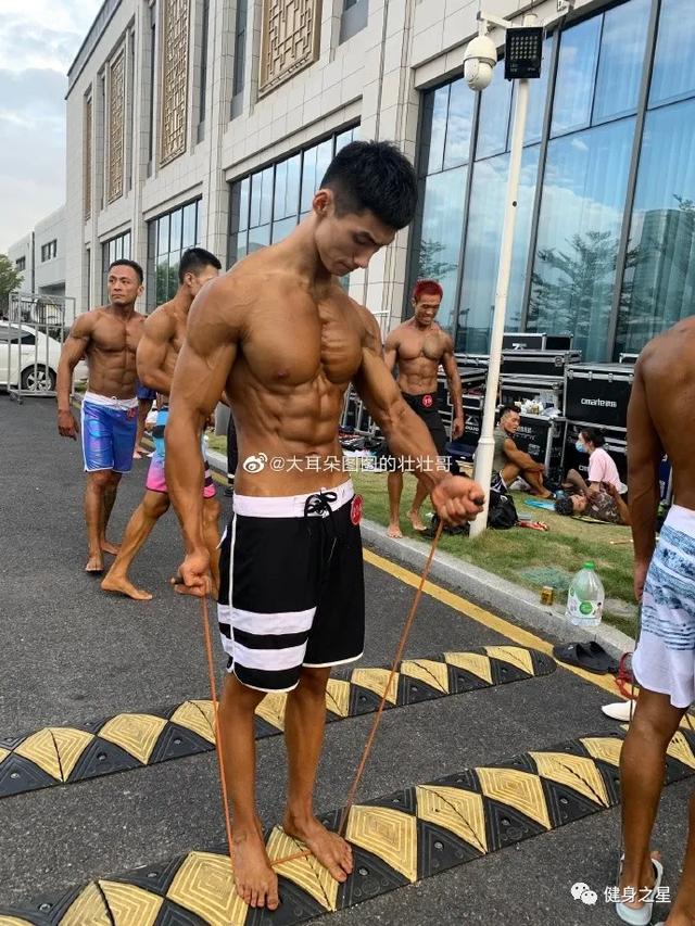 190斤肌肉男，身材媲美男模，網友：這身材我服了 健身減肥達人 第11张