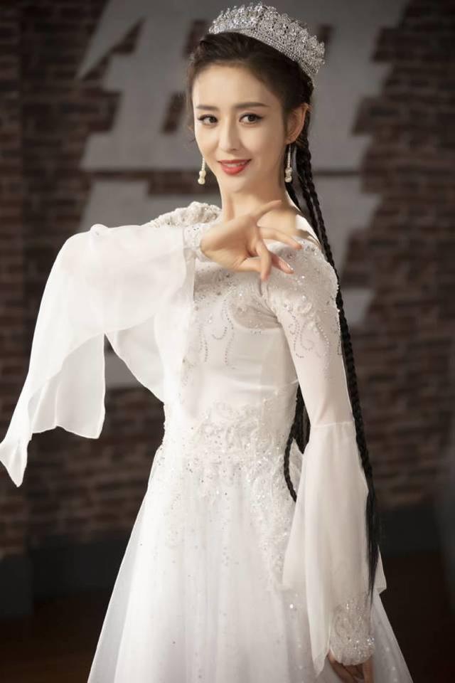 佟麗婭一襲白色禮裙亮相！跳起舞來優雅有魅力，充滿異域風情 娛樂八卦吃瓜 第2张