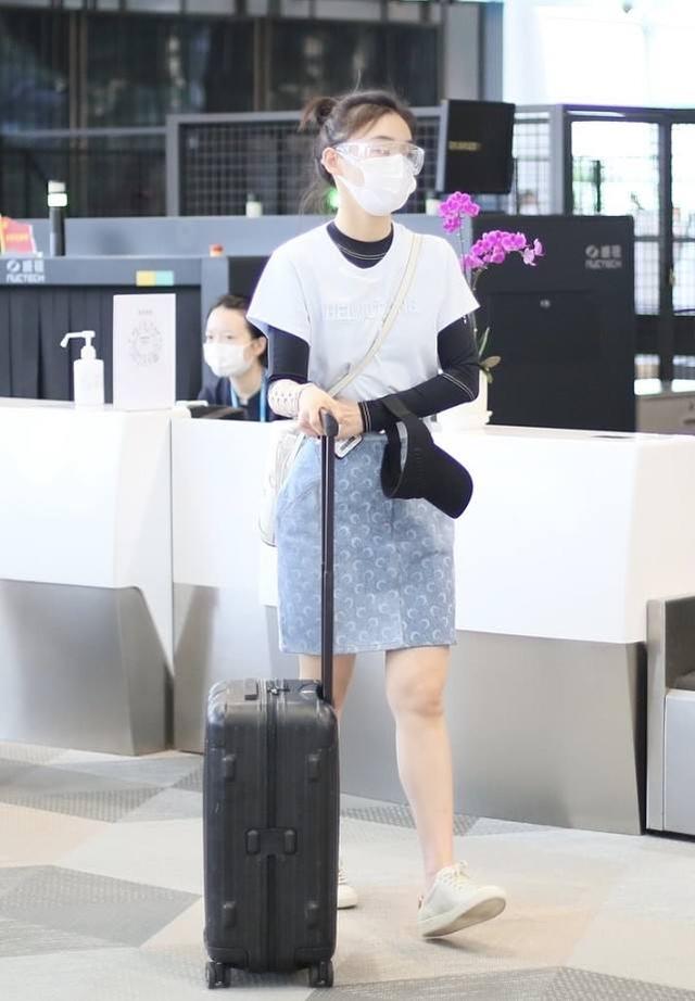 夏季牛仔短裙穿搭盤點：三種風格任你搭配，凸顯女人腿部性感線條 娛樂八卦吃瓜 第11张
