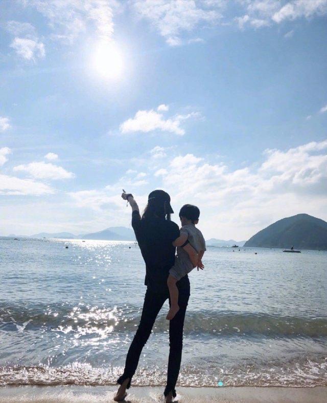 Angelababy當媽太稱職！工作再忙也不忘帶娃，和小海綿感情深 娛樂八卦吃瓜 第4张