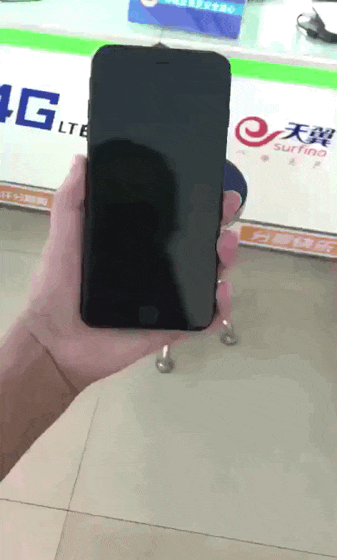 哥們，褲子不合身就別穿出來了，全車的人看了都想吐，多尷尬啊 搞笑整蠱 第17张