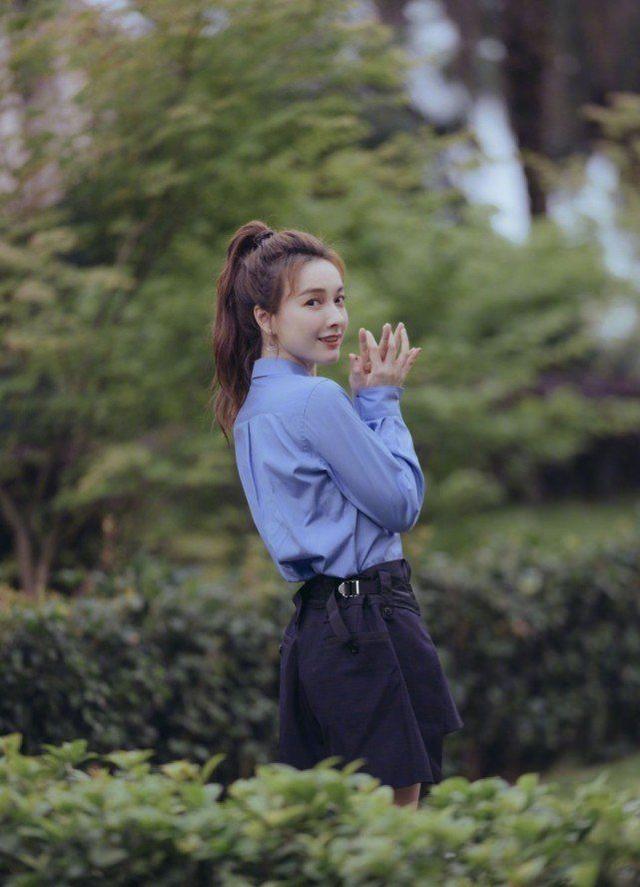 吳昕寫真大片曝光！身穿藍色襯衫搭短褲，元氣滿滿太像女大學生 娛樂八卦吃瓜 第2张