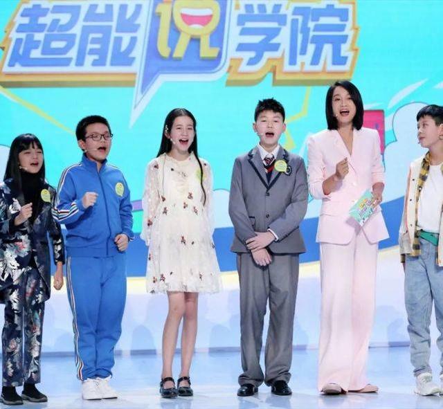 朱丹精緻打扮現身機場，淡綠色裙子扎小辮太少女，臉部憔悴卻減分 娛樂八卦吃瓜 第6张