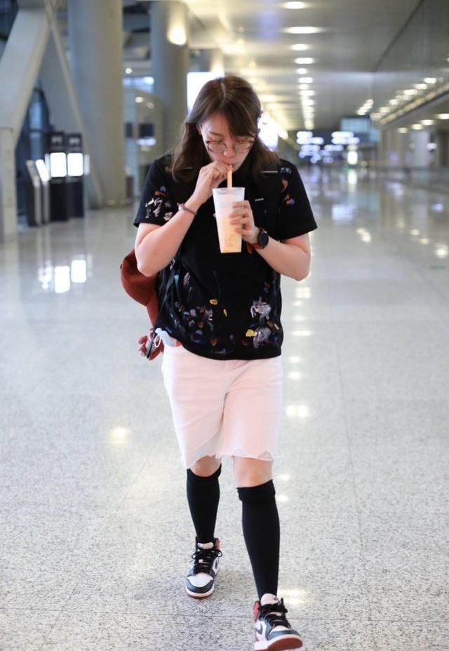傅園慧一家合體現身，三口人邊走邊喝奶茶太可愛，網友：吃貨實錘 娛樂八卦吃瓜 第5张