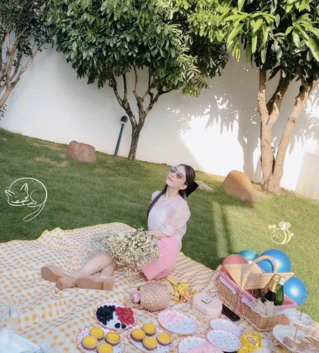 郭富城嬌妻方媛曬照，穿短裙配超大蝴蝶結年輕10歲，哪像孩子媽？ 娛樂八卦吃瓜 第3张