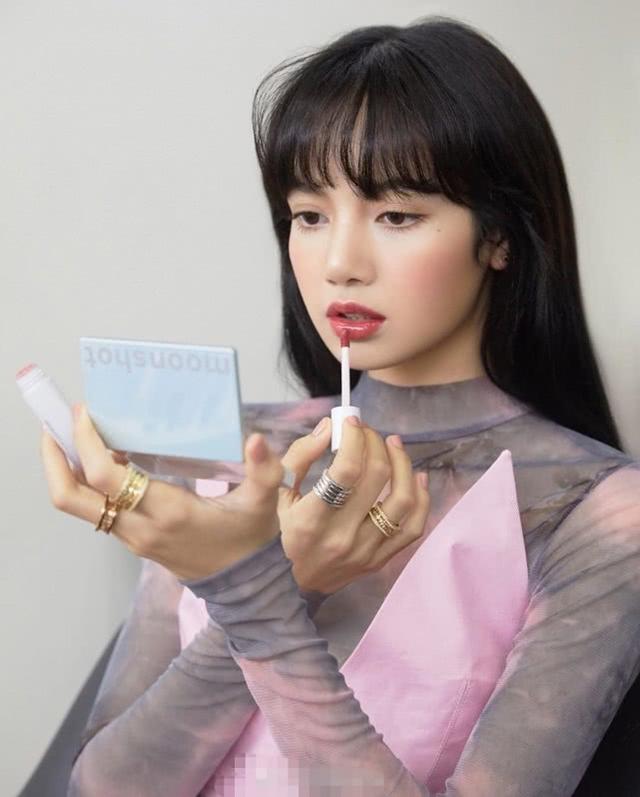 Lisa畫報照更新，穿暈染「皮膚衣」時尚吸睛，醉酒妝更是甜酥網友 娛樂八卦吃瓜 第5张