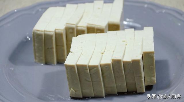 豆腐這樣做，沒有肉卻吃出肉味，燉一鍋真饞人 熱愛美食 第3张