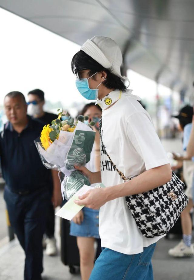 井柏然機場示範基礎款穿搭！白色短袖搭配寬松牛仔褲，少年味十足 娛樂八卦吃瓜 第4张