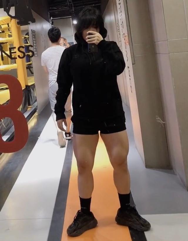 被稱為「女版鹿晨輝」，這位中國版春麗，身材太犯規了 街拍正妹 第15张
