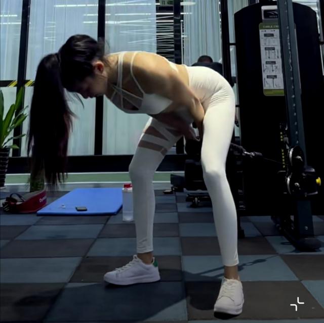 美女健身教練身材火辣，蘋果臀性感又可愛，分享3個動作高效練臀 街拍正妹 第6张