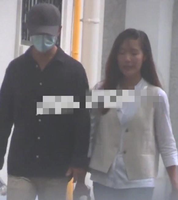 黃軒公開戀情後首現身，和女友一前一後低調露面，女友穿著夠樸素 娛樂八卦吃瓜 第6张