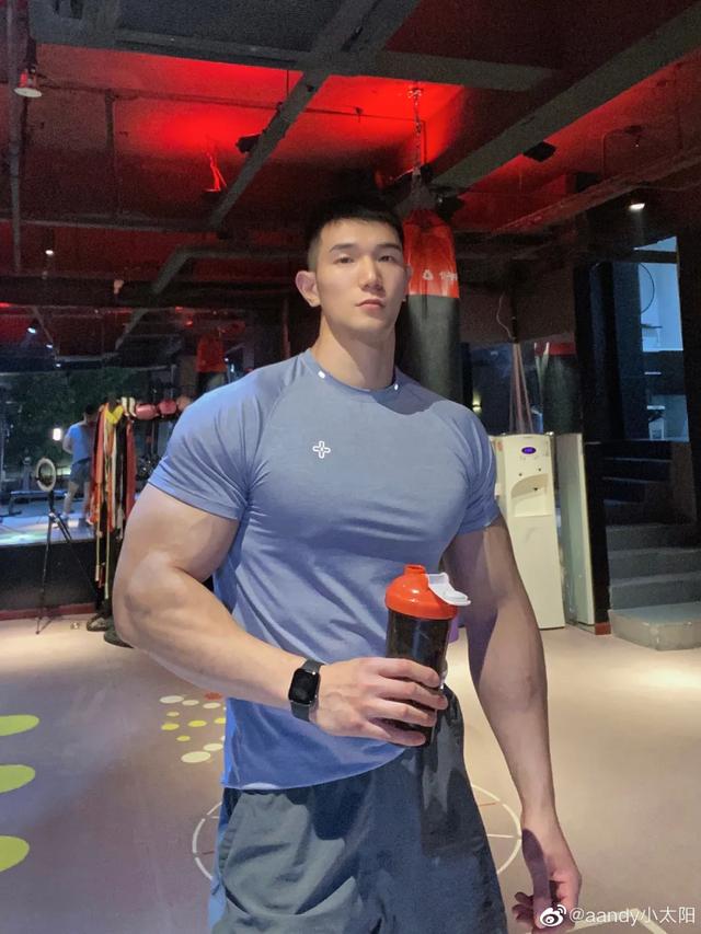 193公分的巨無霸肌肉男，看完身材，網友直呼：沒對象的我酸了 健身減肥達人 第6张