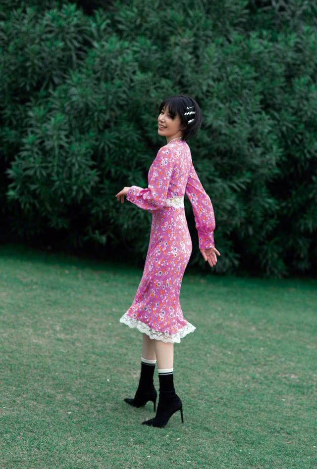 闞清子長發太美！白色收腰連衣裙氣質優雅甜美，一改以往帥氣風 娛樂八卦吃瓜 第2张