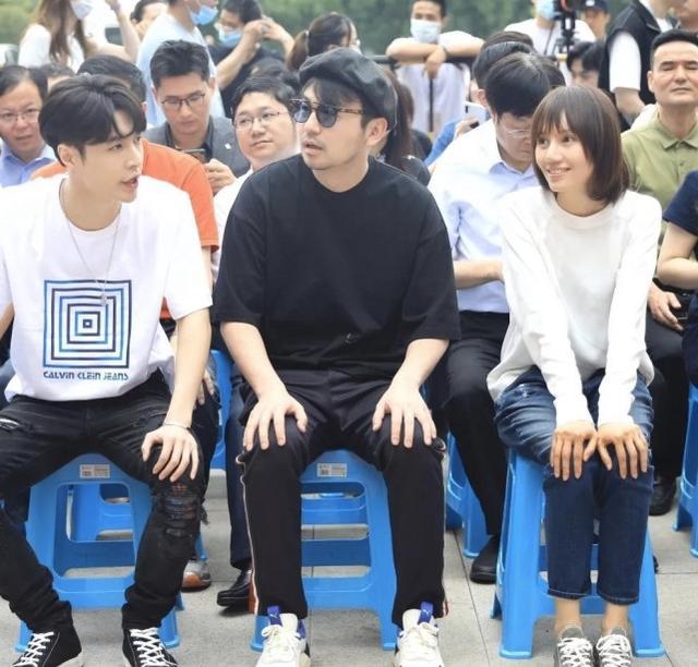 袁泉哪有43歲？穿寬松衛衣配牛仔褲參加活動，和張藝興像同齡人 娛樂八卦吃瓜 第2张