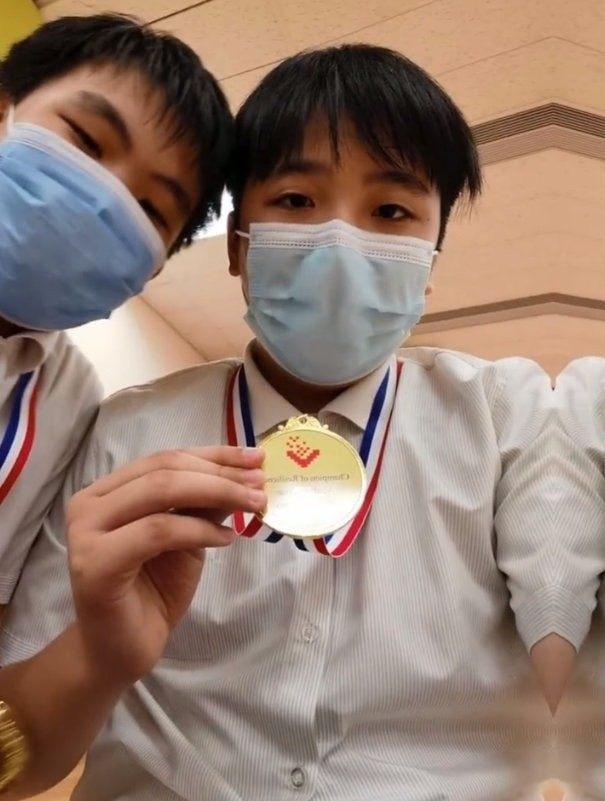 吳鎮宇兒子費曼小學畢業！一家三口參加畢業典禮，費曼胖的大變樣 娛樂八卦吃瓜 第2张