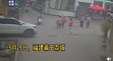 女朋友和她妈妈，我该送什么礼物？网友：哪个是她妈妈？哈哈哈 送女朋友什
