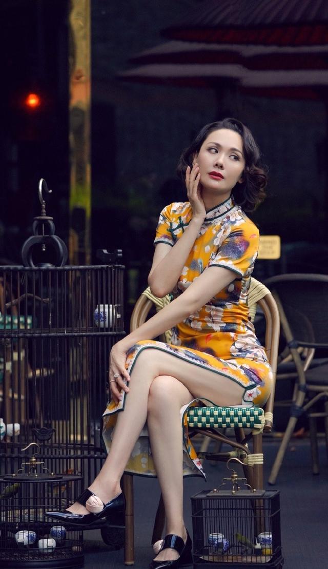 43歲程莉莎穿高叉旗袍，緊致身材像20歲少女，瑜伽讓她逆生長 街拍正妹 第9张
