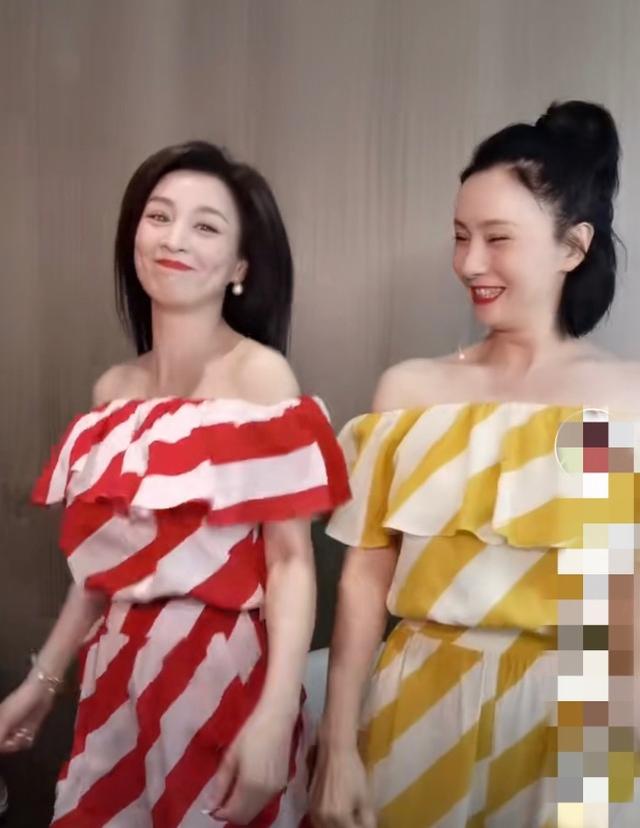 張庭陶虹閨蜜情深！穿同款不同色連衣裙跳舞，兩人狀態年輕又減齡 娛樂八卦吃瓜 第3张